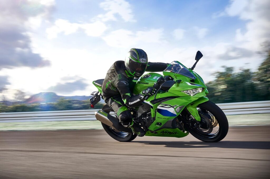 kawasaki officialise ses ninja 2026 avec la 500, la 650, la zx 4r et la zx 6r et fait l’impasse remarquée sur la zx 10r 13