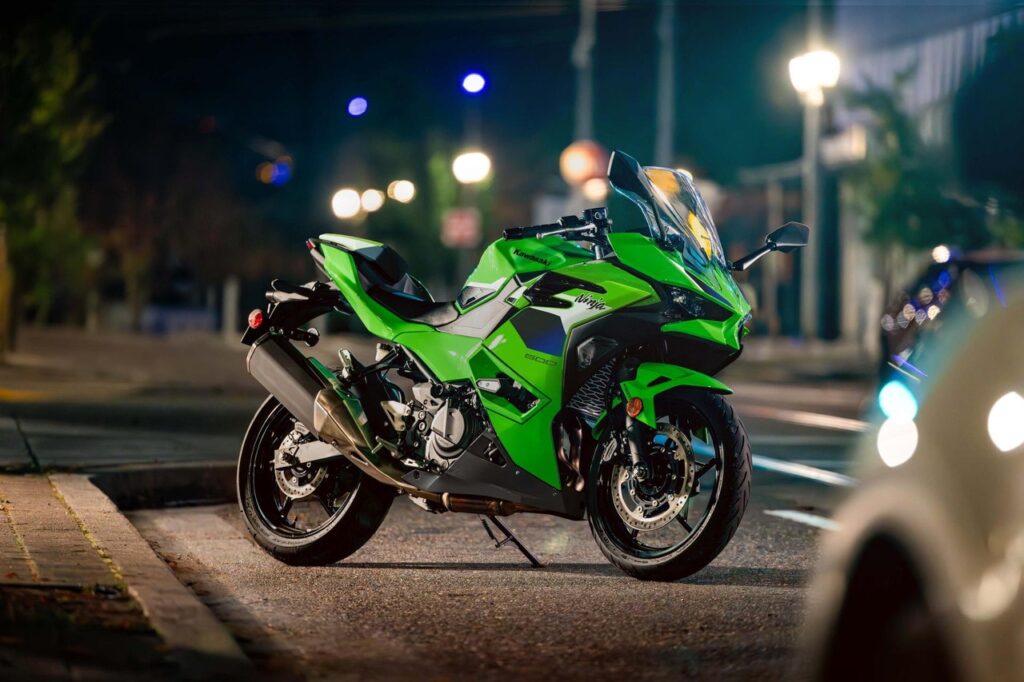 kawasaki officialise ses ninja 2026 avec la 500, la 650, la zx 4r et la zx 6r et fait l’impasse remarquée sur la zx 10r 6