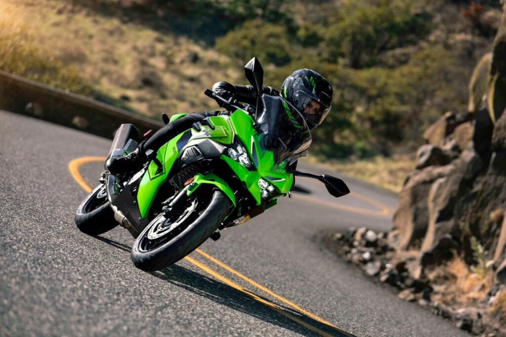 kawasaki officialise ses ninja 2026 avec la 500, la 650, la zx 4r et la zx 6r et fait l’impasse remarquée sur la zx 10r 7