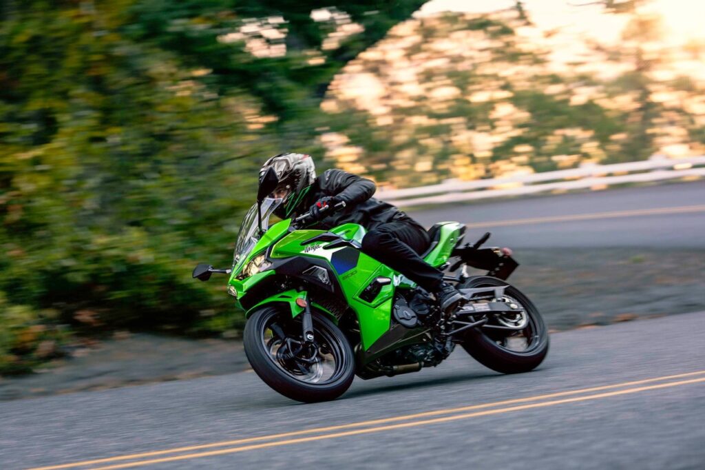 kawasaki officialise ses ninja 2026 avec la 500, la 650, la zx 4r et la zx 6r et fait l’impasse remarquée sur la zx 10r 8