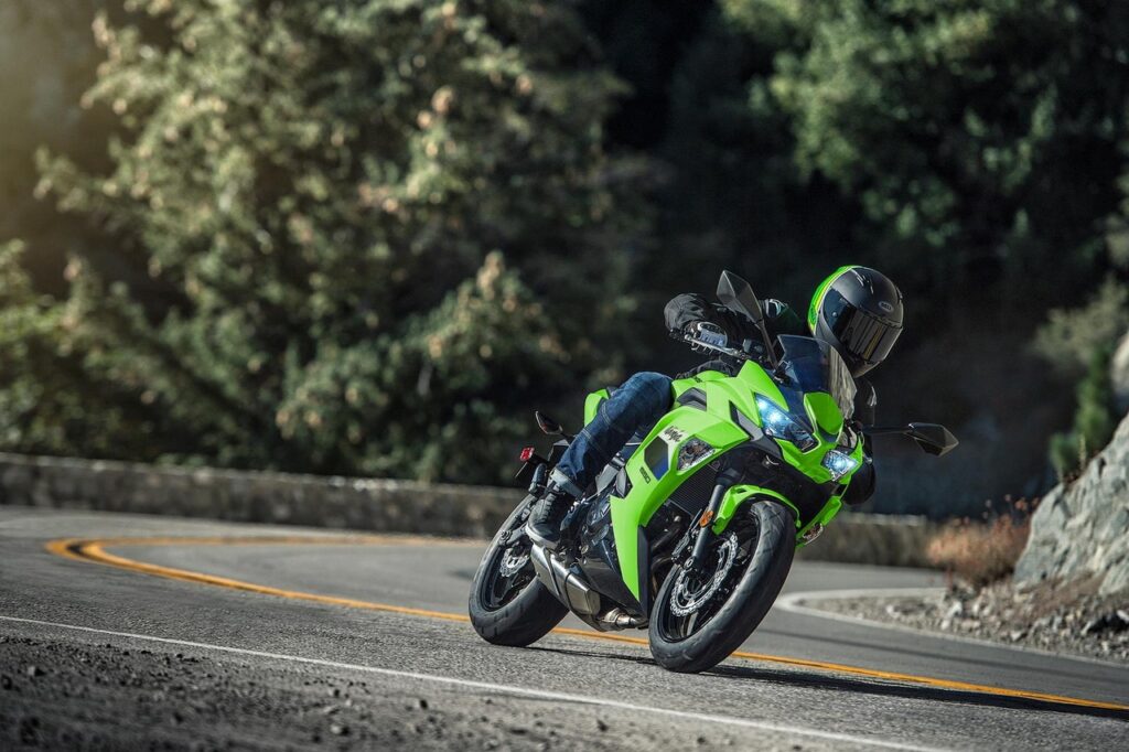 kawasaki officialise ses ninja 2026 avec la 500, la 650, la zx 4r et la zx 6r et fait l’impasse remarquée sur la zx 10r 9