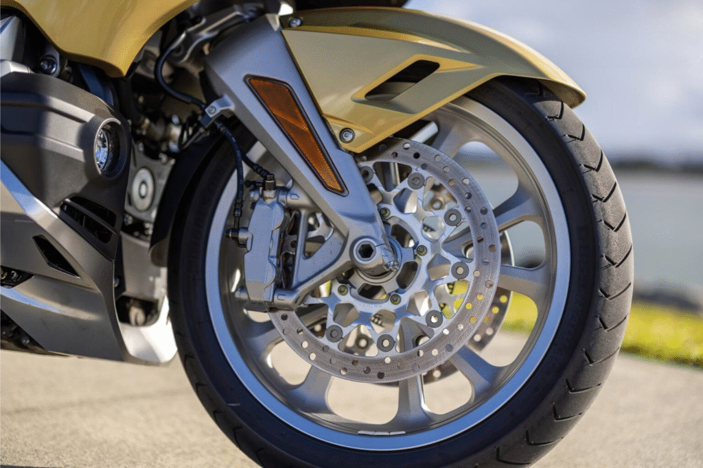 la moto la plus confortable du monde, un monstre de route si abouti que certains la surnomme la rolls des deux roues 10