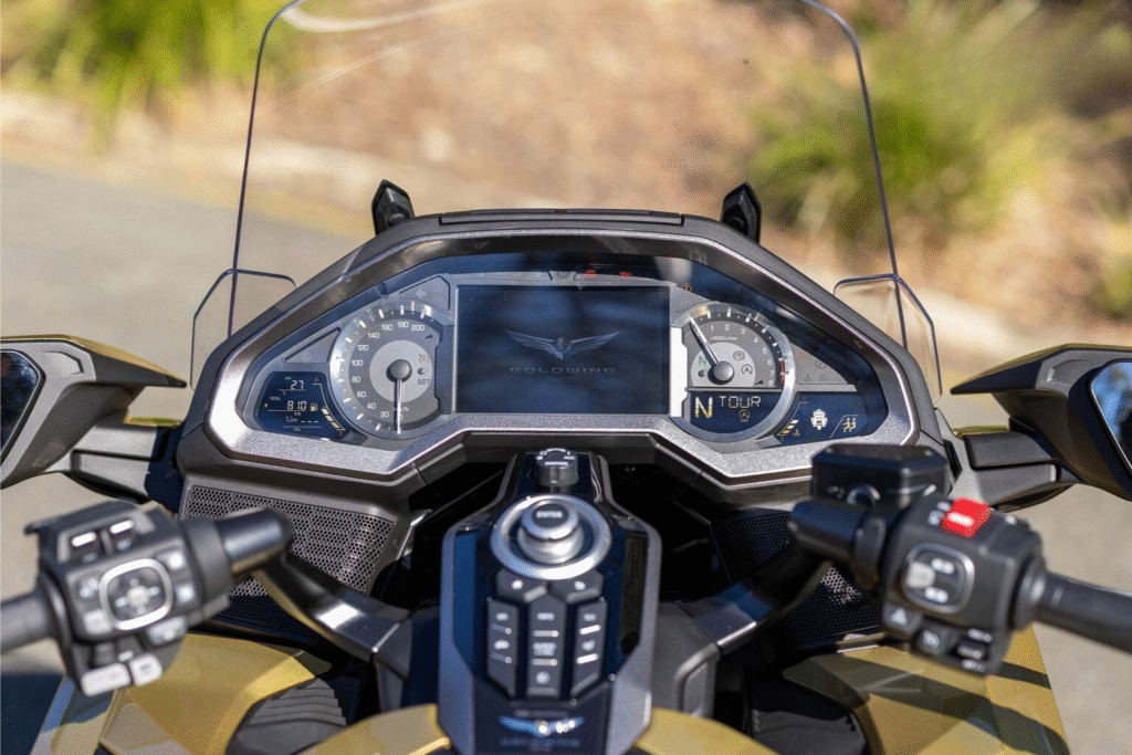 la moto la plus confortable du monde, un monstre de route si abouti que certains la surnomme la rolls des deux roues 14