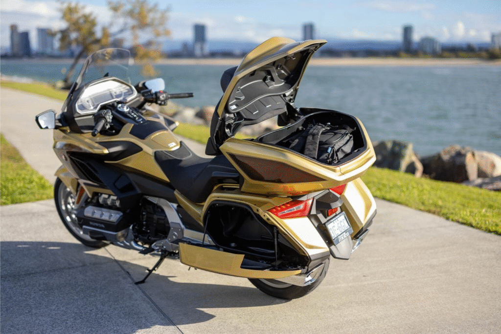 la moto la plus confortable du monde, un monstre de route si abouti que certains la surnomme la rolls des deux roues 20