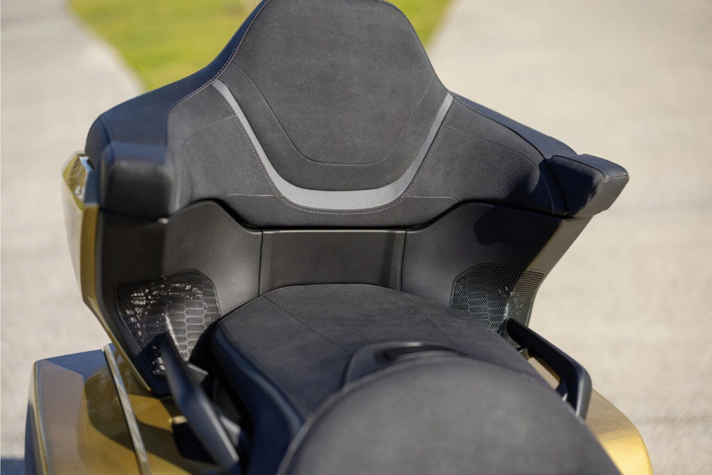 la moto la plus confortable du monde, un monstre de route si abouti que certains la surnomme la rolls des deux roues 4