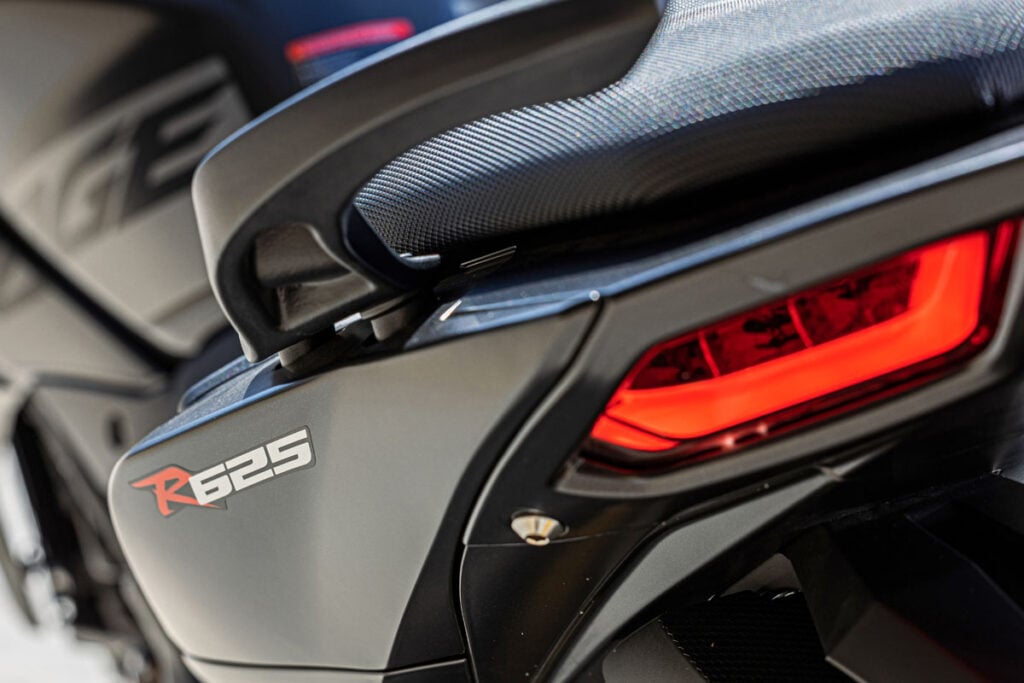 la voge 625 r arrive en france à prix serré et promet de séduire les motards en quête de performances accessibles 12