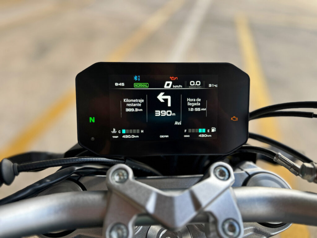la voge 625 r arrive en france à prix serré et promet de séduire les motards en quête de performances accessibles 13