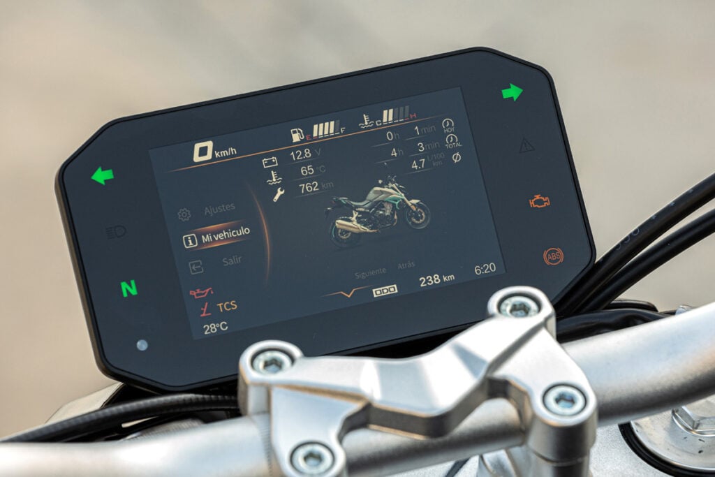 la voge 625 r arrive en france à prix serré et promet de séduire les motards en quête de performances accessibles 14