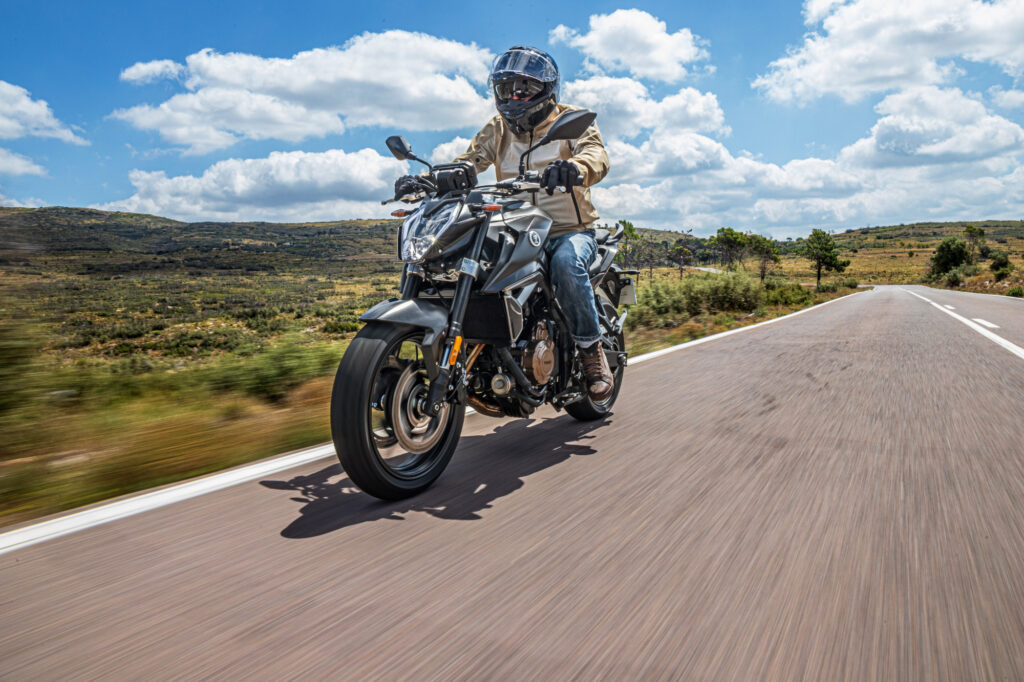 la voge 625 r arrive en france à prix serré et promet de séduire les motards en quête de performances accessibles 18