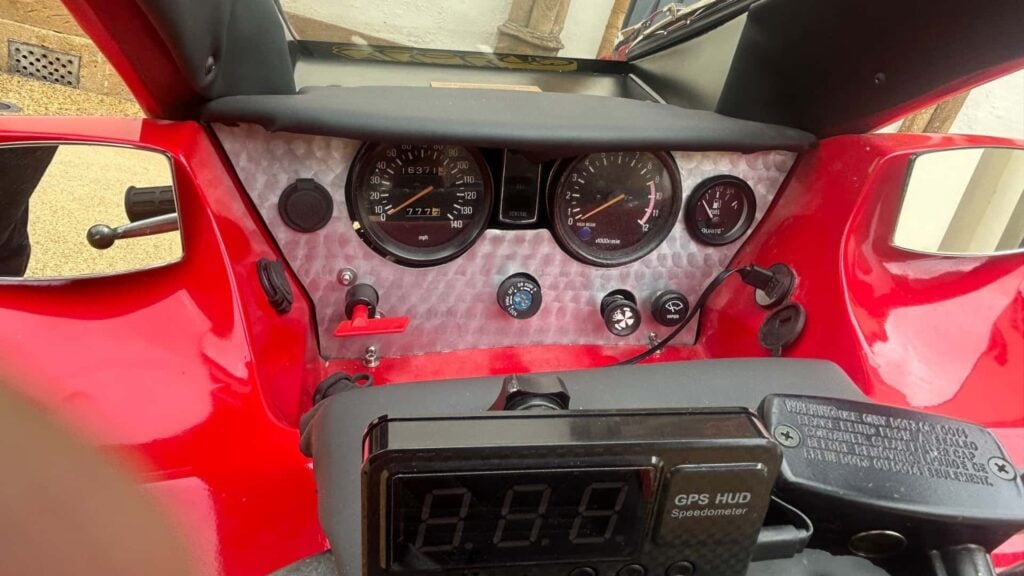 le royaume uni ne faitt rien comme tout le monde quand il s'agit de mécanique et il le prouve encore une fois avec cette moto voiture unique 1
