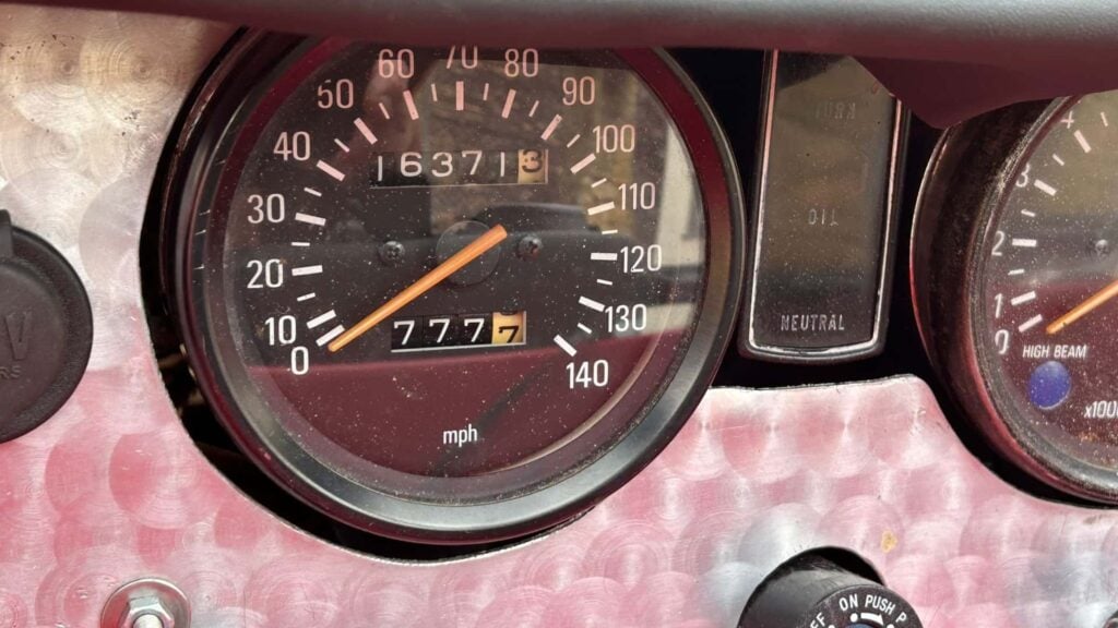 le royaume uni ne faitt rien comme tout le monde quand il s'agit de mécanique et il le prouve encore une fois avec cette moto voiture unique 2