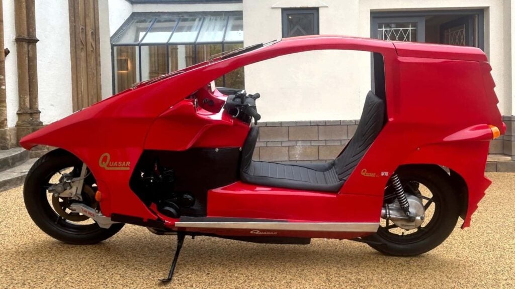 le royaume uni ne faitt rien comme tout le monde quand il s'agit de mécanique et il le prouve encore une fois avec cette moto voiture unique 3