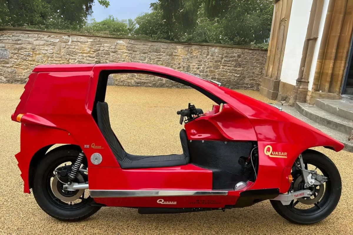 le royaume uni ne faitt rien comme tout le monde quand il s'agit de mécanique et il le prouve encore une fois avec cette moto voiture unique