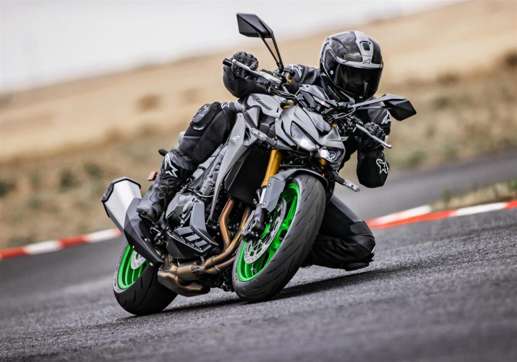 les nouvelles kawasaki z1100 et z1100 se 2026 débarquent avec un quatre cylindres retravaillé et un équipement haut de gamme 26