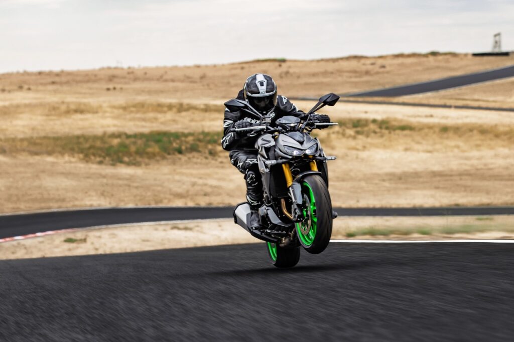 les nouvelles kawasaki z1100 et z1100 se 2026 débarquent avec un quatre cylindres retravaillé et un équipement haut de gamme 27