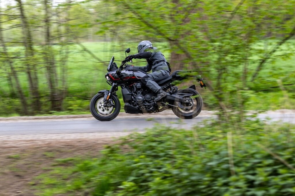 présentation de la pan america 1250 st 2025 le pari amibtieux d’harley face à l’armada européenne et japonaise pour concquérir les amateurs d’aventure routière 16