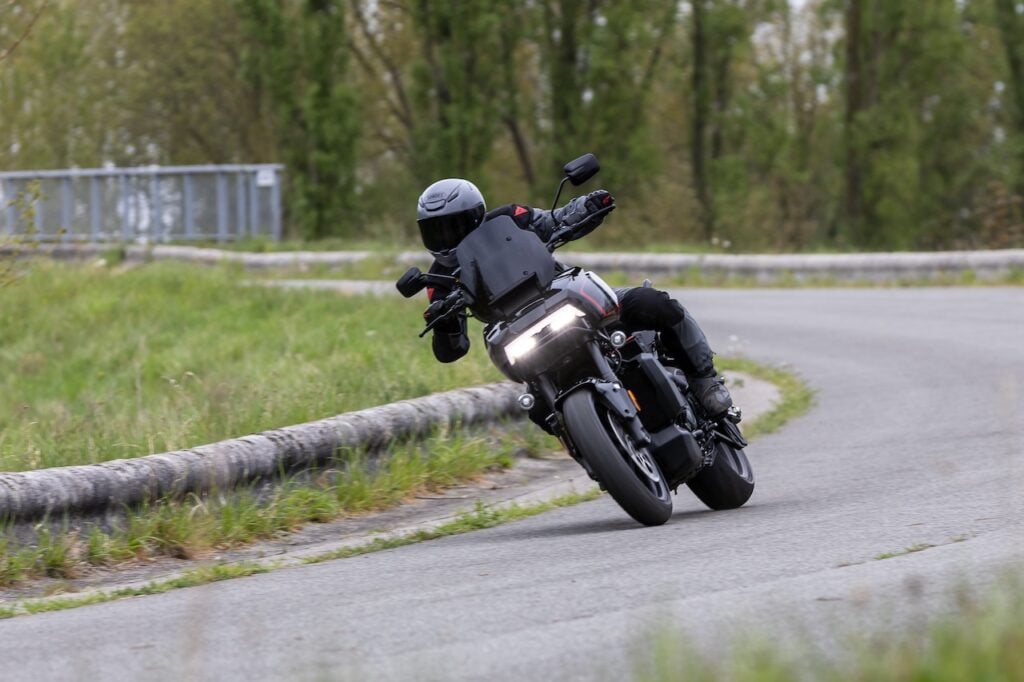 présentation de la pan america 1250 st 2025 le pari amibtieux d’harley face à l’armada européenne et japonaise pour concquérir les amateurs d’aventure routière 17