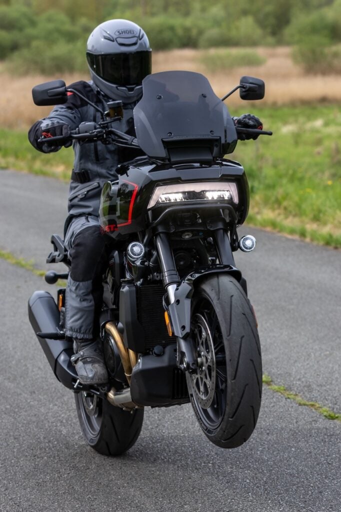 présentation de la pan america 1250 st 2025 le pari amibtieux d’harley face à l’armada européenne et japonaise pour concquérir les amateurs d’aventure routière 18