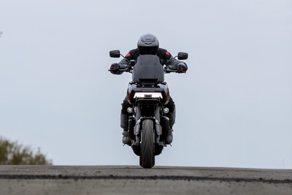 présentation de la pan america 1250 st 2025 le pari amibtieux d’harley face à l’armada européenne et japonaise pour concquérir les amateurs d’aventure routière 28