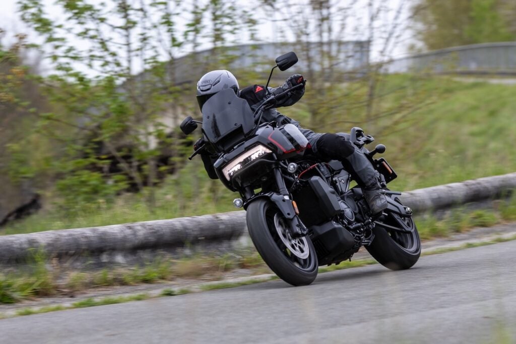 présentation de la pan america 1250 st 2025 le pari amibtieux d’harley face à l’armada européenne et japonaise pour concquérir les amateurs d’aventure routière 29