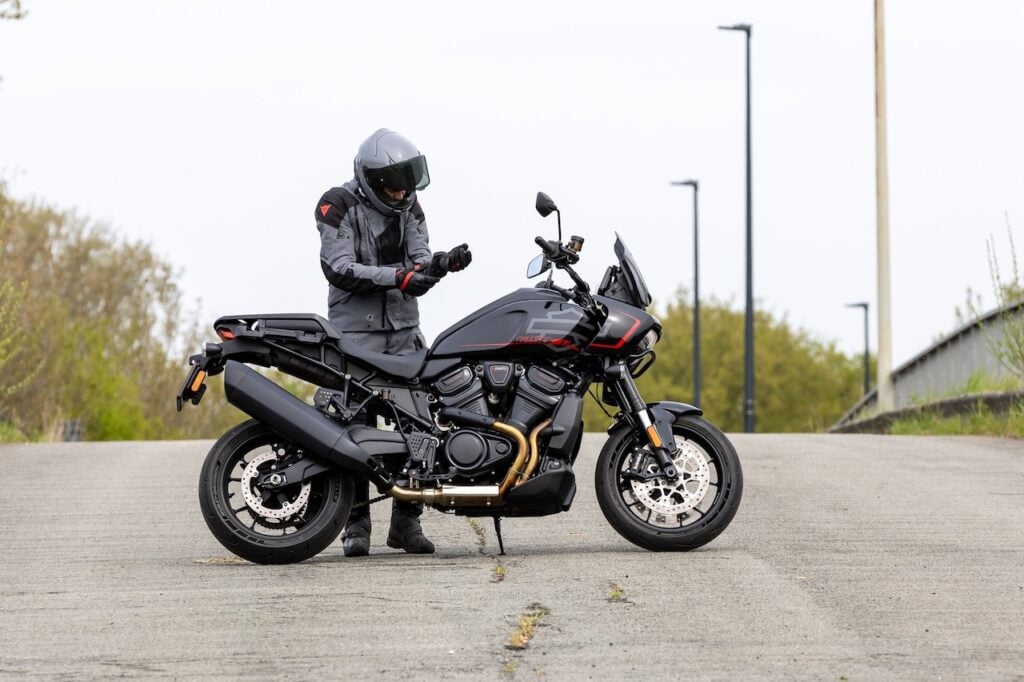 présentation de la pan america 1250 st 2025 le pari amibtieux d’harley face à l’armada européenne et japonaise pour concquérir les amateurs d’aventure routière 31