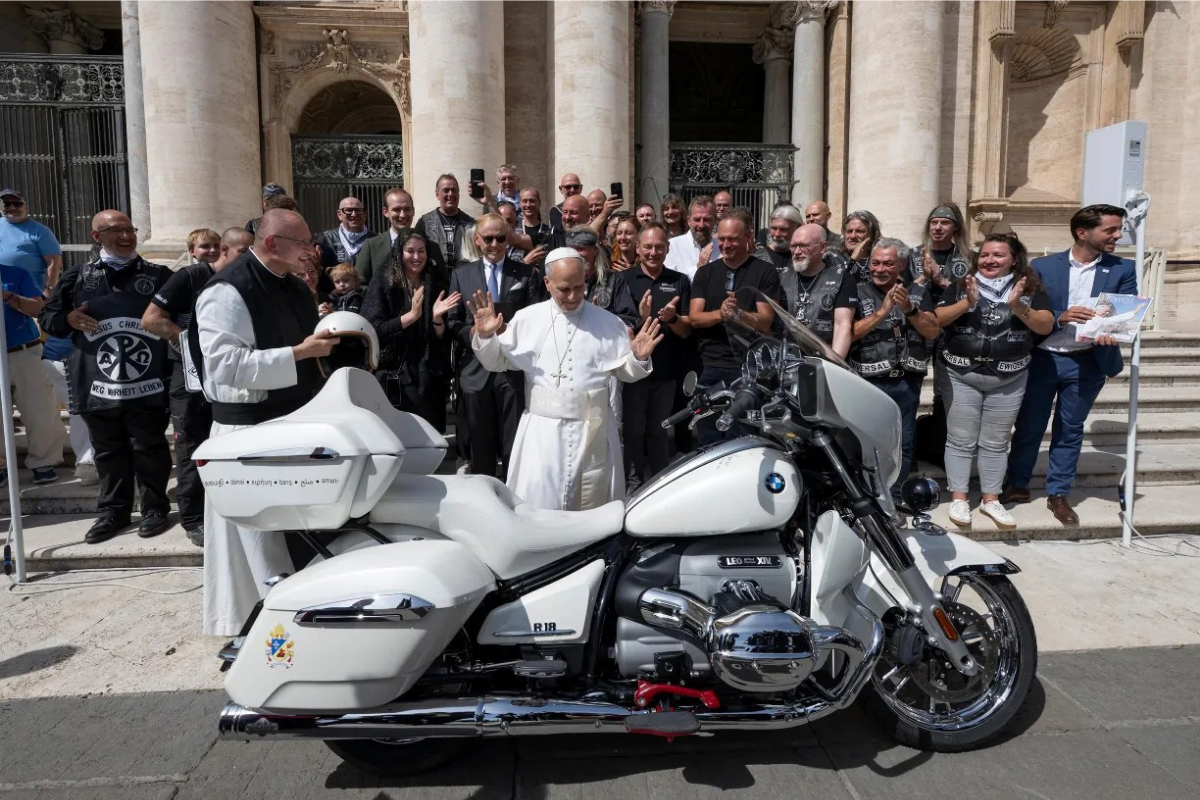 quand la papamobile se transforme en bmw r18 transcontinental la moto de léon xiv bientôt vendue