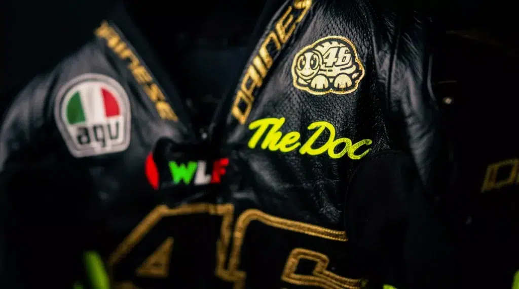 un équipement de légende de valentino rossi mis aux enchères au profit de l’unicef 11