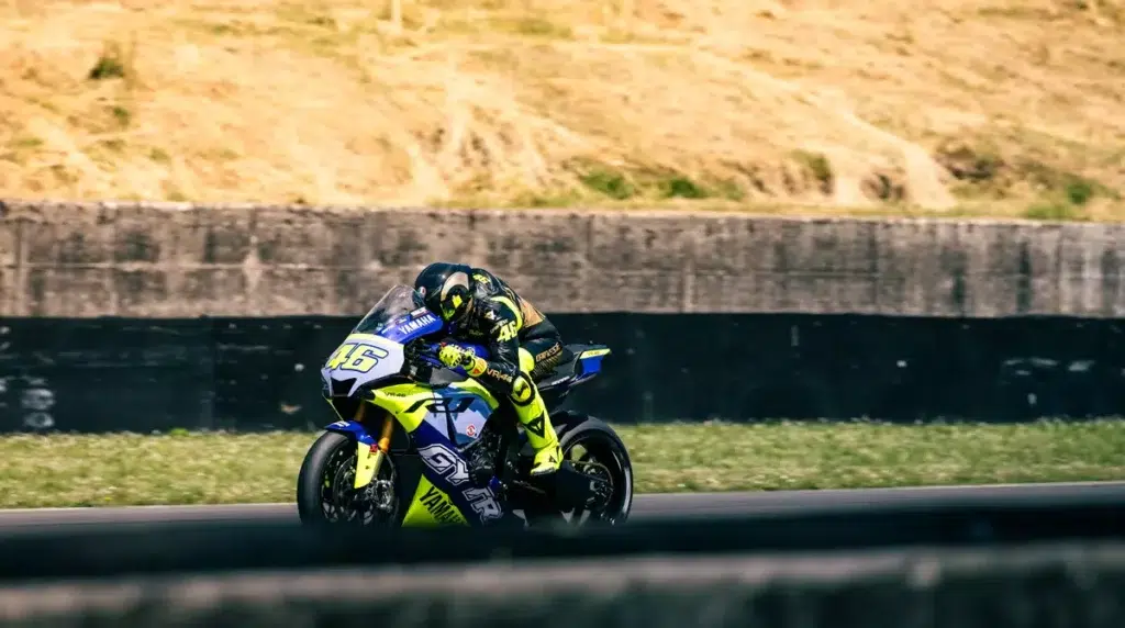 un équipement de légende de valentino rossi mis aux enchères au profit de l’unicef 14