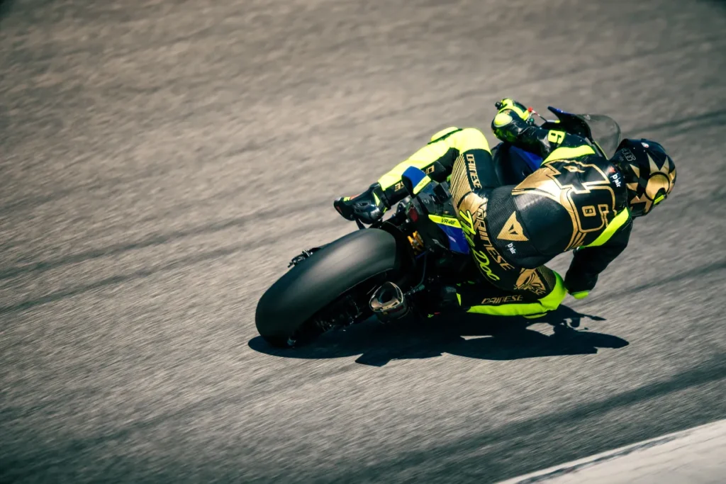 un équipement de légende de valentino rossi mis aux enchères au profit de l’unicef 16