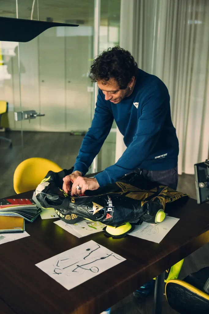 un équipement de légende de valentino rossi mis aux enchères au profit de l’unicef 17