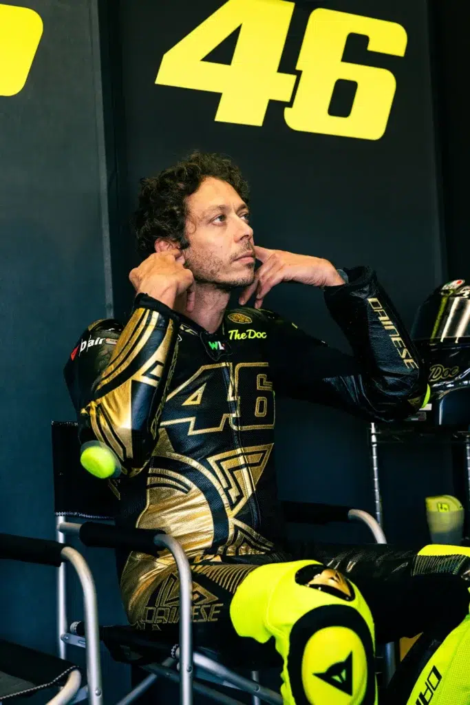 un équipement de légende de valentino rossi mis aux enchères au profit de l’unicef 18