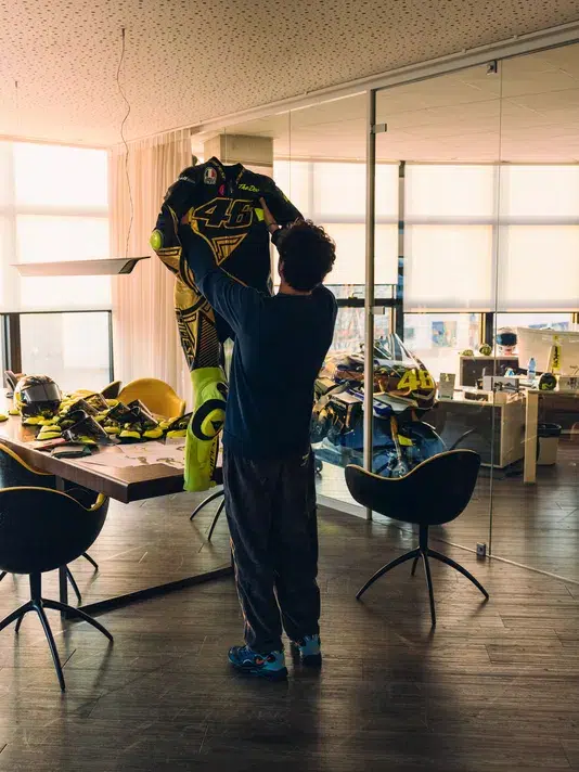 un équipement de légende de valentino rossi mis aux enchères au profit de l’unicef 19