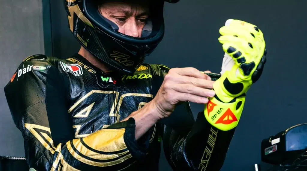 un équipement de légende de valentino rossi mis aux enchères au profit de l’unicef 2