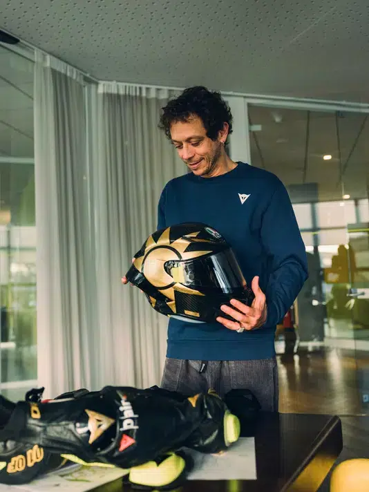 un équipement de légende de valentino rossi mis aux enchères au profit de l’unicef 20