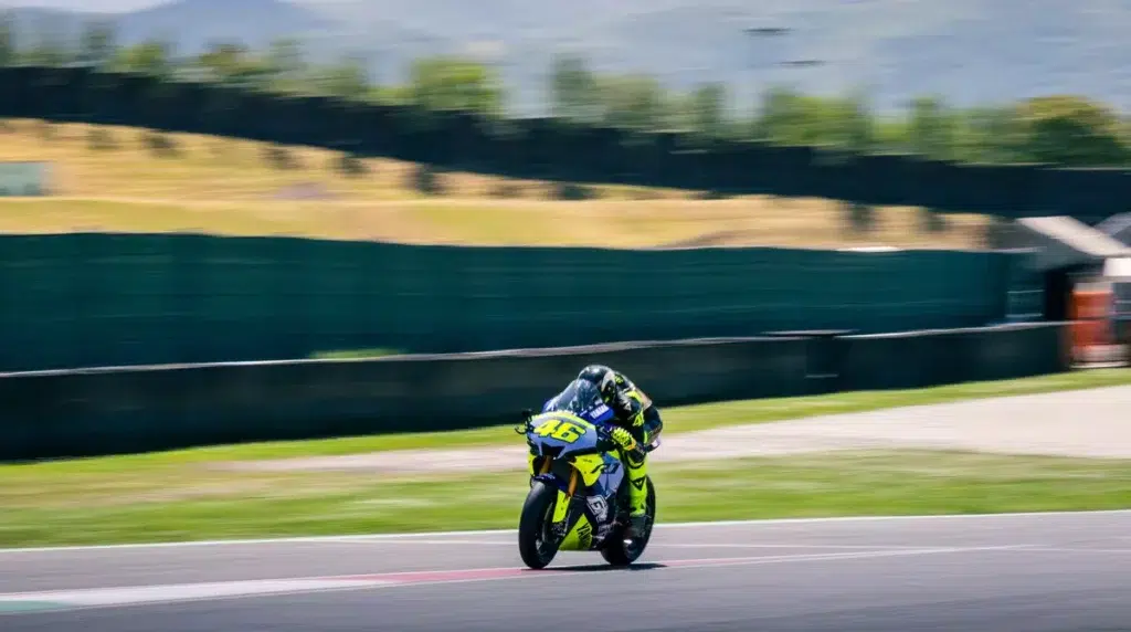 un équipement de légende de valentino rossi mis aux enchères au profit de l’unicef 3