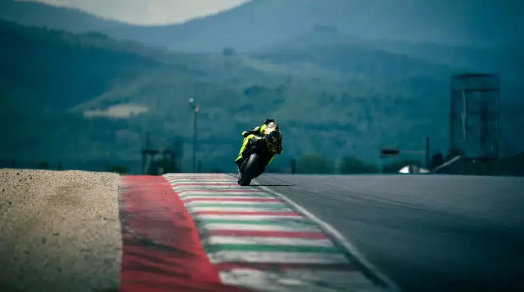 un équipement de légende de valentino rossi mis aux enchères au profit de l’unicef 6
