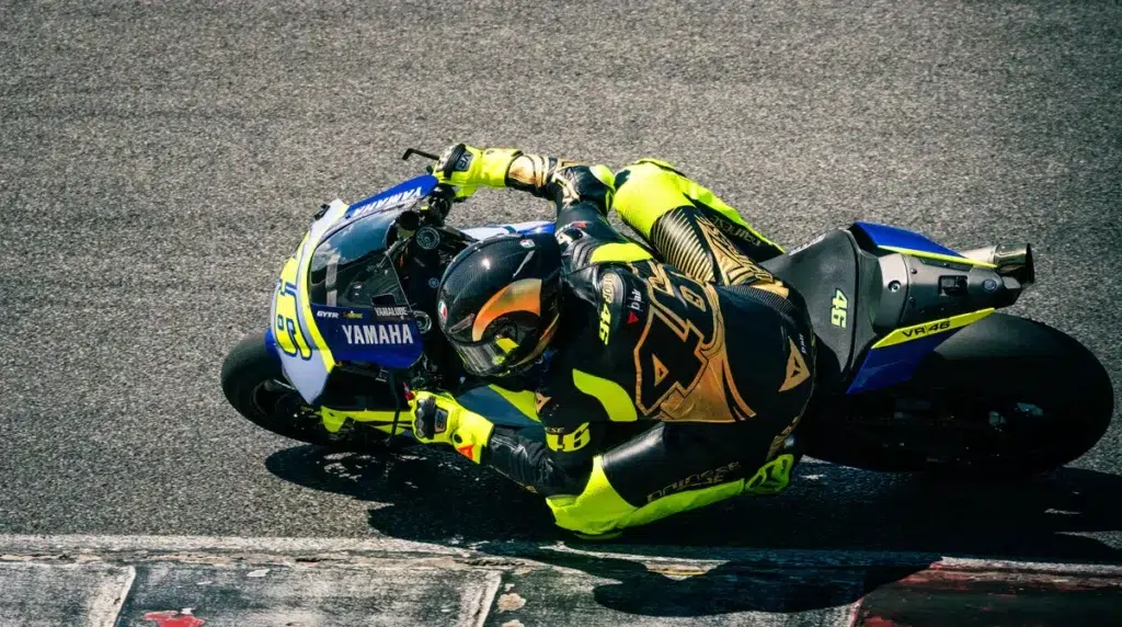 un équipement de légende de valentino rossi mis aux enchères au profit de l’unicef 7
