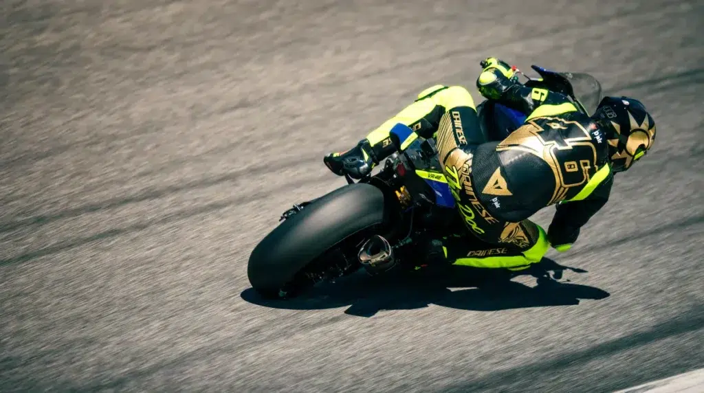 un équipement de légende de valentino rossi mis aux enchères au profit de l’unicef 8