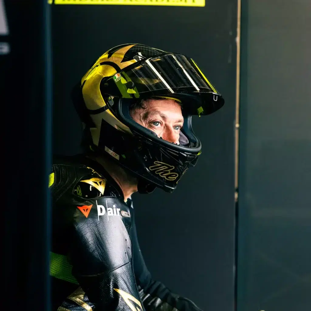 un équipement de légende de valentino rossi mis aux enchères au profit de l’unicef 9