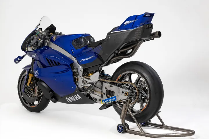 v4 powered yamaha yzr m1 revealed (1)