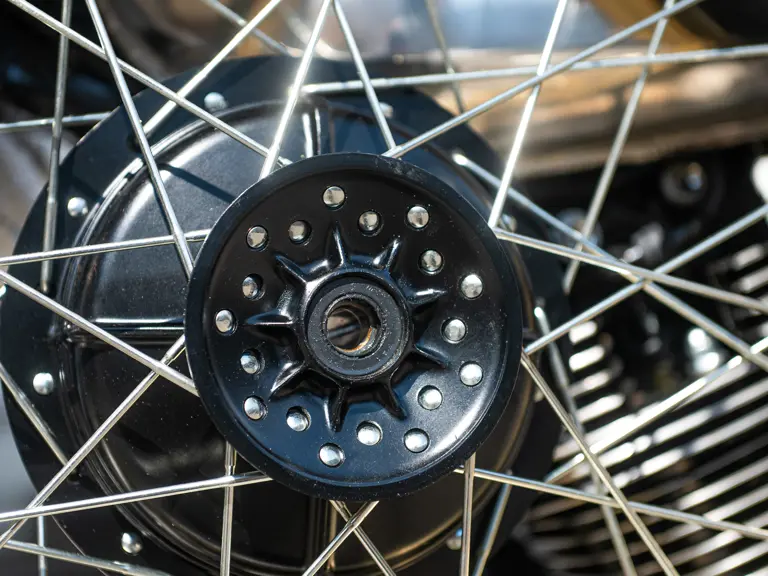 40 ans sans rouler, 84 000 € au marteau cette yamaha vintage fait tourner toutes les têtes 14