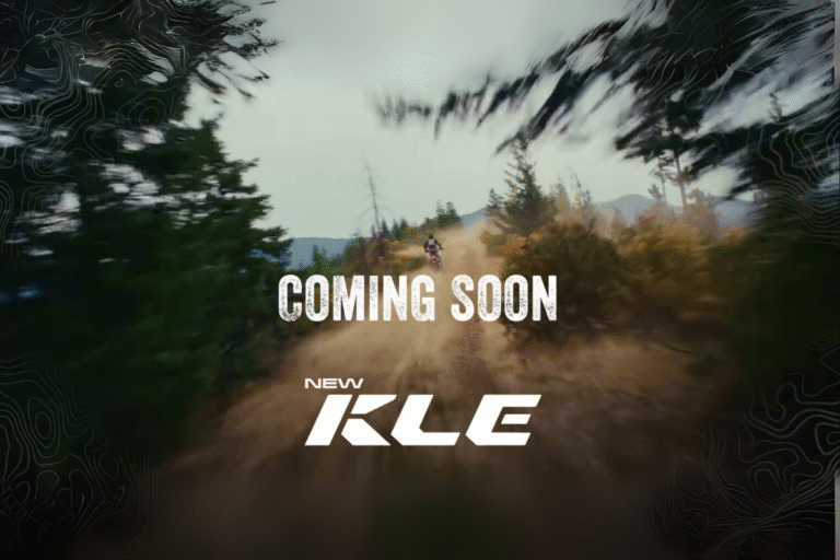 après avoir semblé dérailler l’an dernier, une nouvelle véritable moto d’aventure arrive enfin chez kawasaki