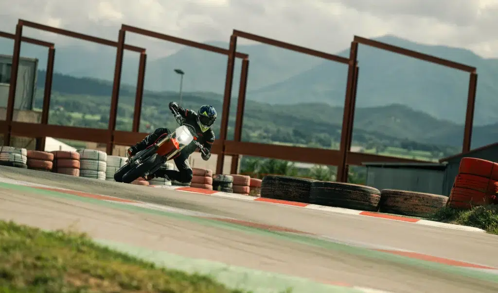 avec cette nouvelle arme électrique, stark veut enterrer ktm et husqvarna en supermotard 2