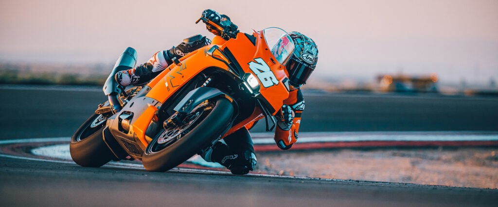 avec la 990 rc r 2026, ktm signe le retour d’une vraie supersportive accessible et inspirée de la compétition 1