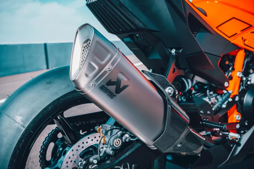 avec la 990 rc r 2026, ktm signe le retour d’une vraie supersportive accessible et inspirée de la compétition 10