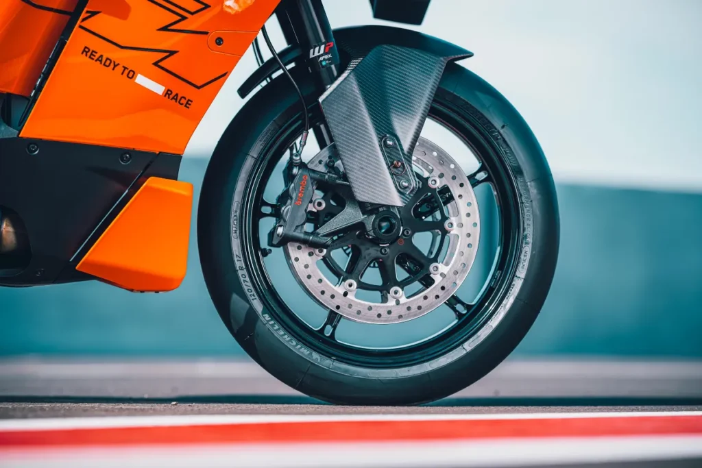 avec la 990 rc r 2026, ktm signe le retour d’une vraie supersportive accessible et inspirée de la compétition 11