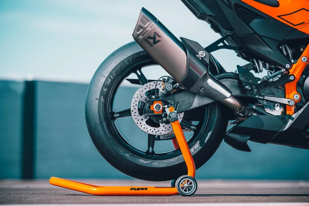 avec la 990 rc r 2026, ktm signe le retour d’une vraie supersportive accessible et inspirée de la compétition 12