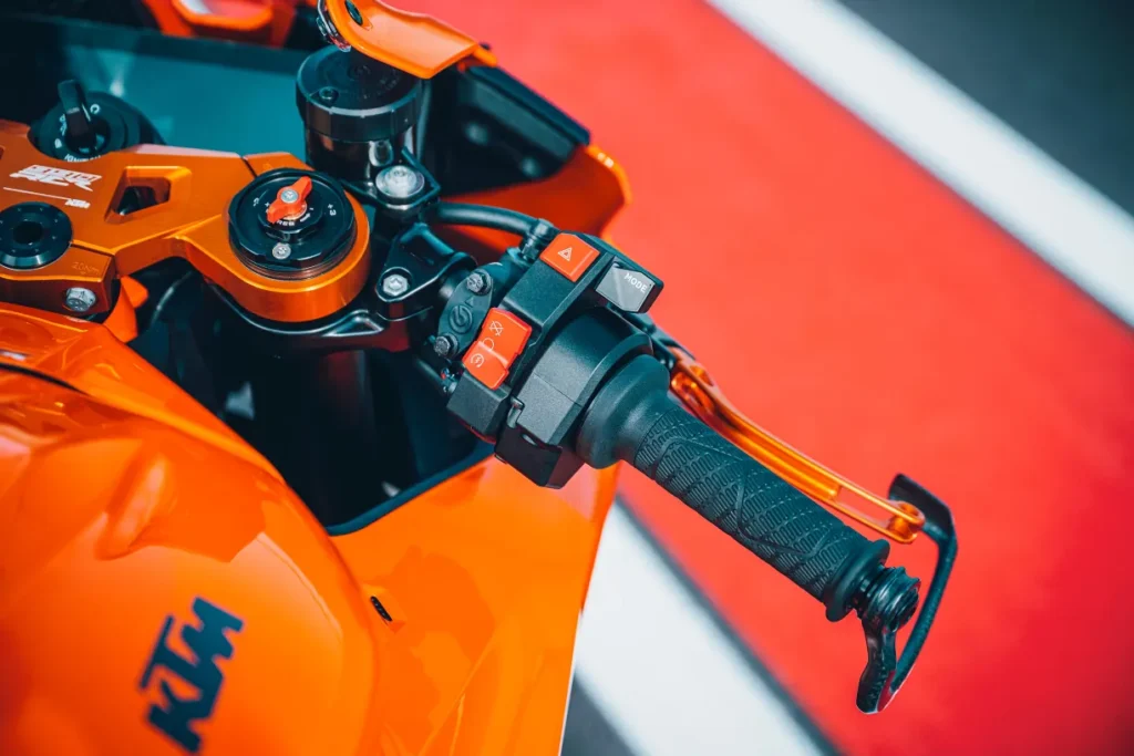 avec la 990 rc r 2026, ktm signe le retour d’une vraie supersportive accessible et inspirée de la compétition 13