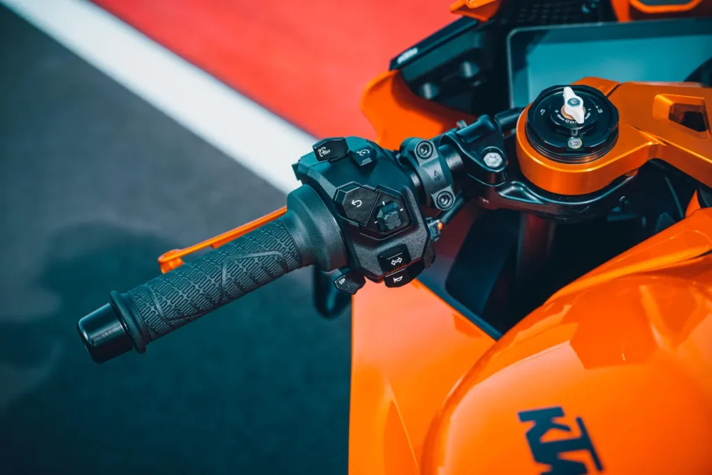 avec la 990 rc r 2026, ktm signe le retour d’une vraie supersportive accessible et inspirée de la compétition 14