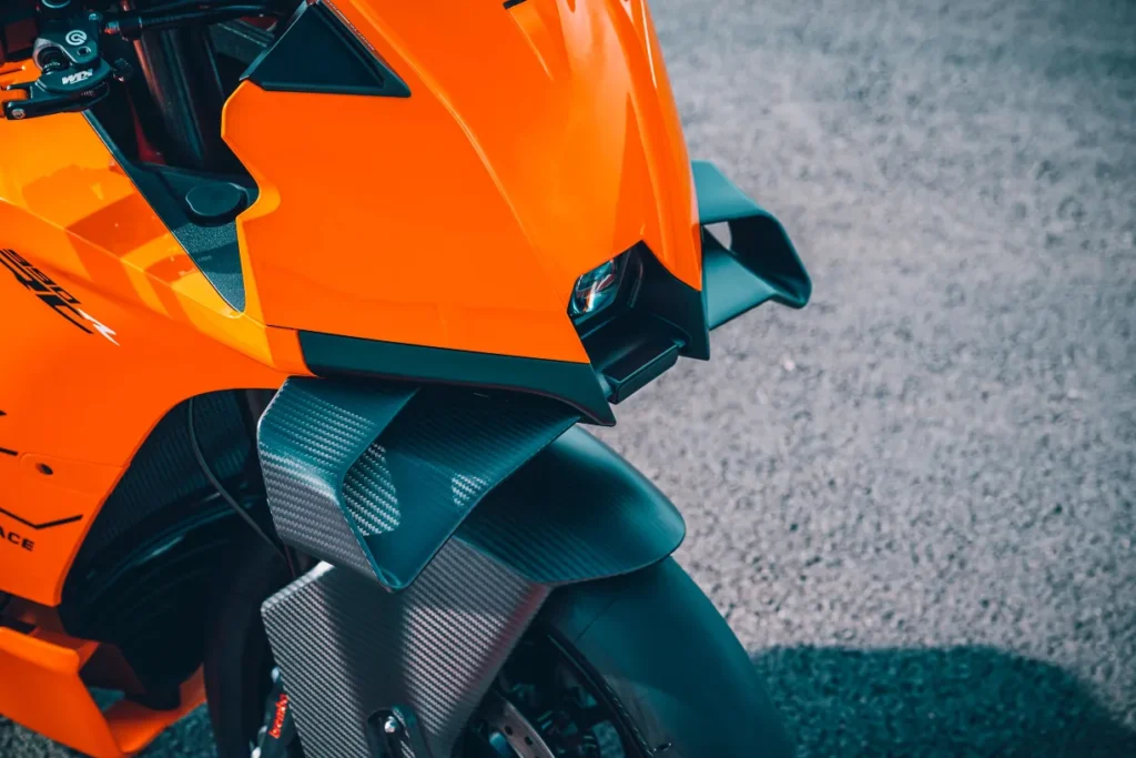 avec la 990 rc r 2026, ktm signe le retour d’une vraie supersportive accessible et inspirée de la compétition 15